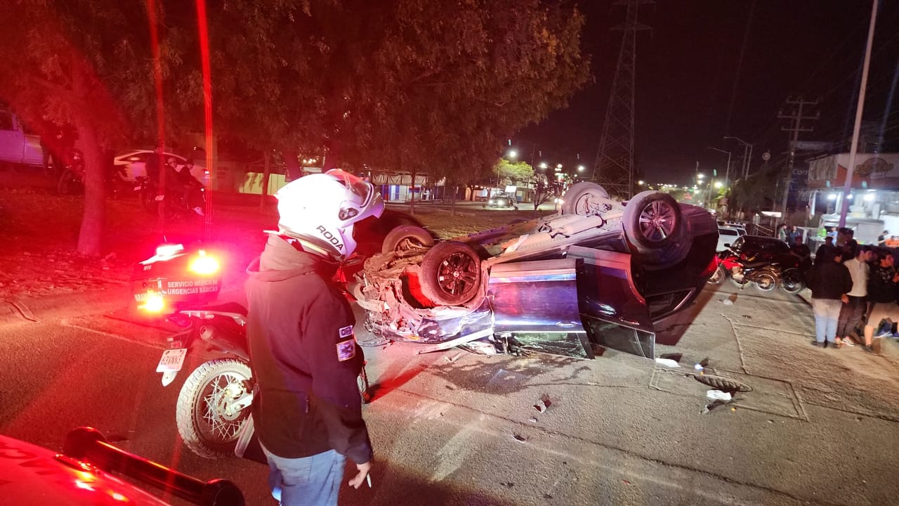 Choque con volcadura sobre la avenida Álvaro Obregón, al sur de Culiacán deja solo daños materiales