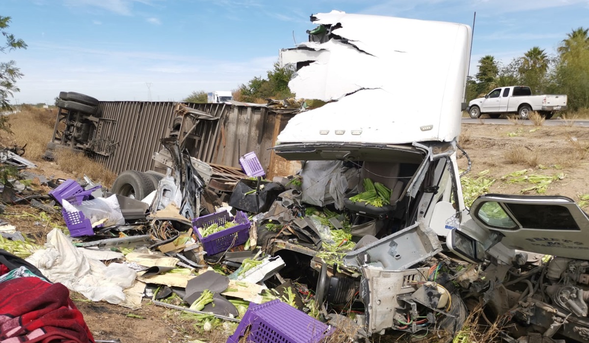 Elementos de auxilio de Ahome apoyan a afectados en accidente en límites de Sinaloa con Sonora