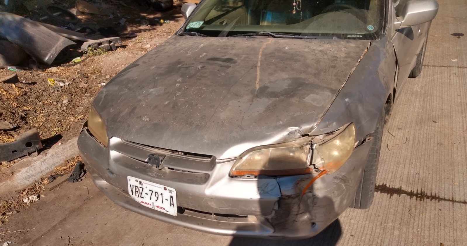 Fuertes daños materiales dejó un choque entre una moto y un automóvil en Guasave