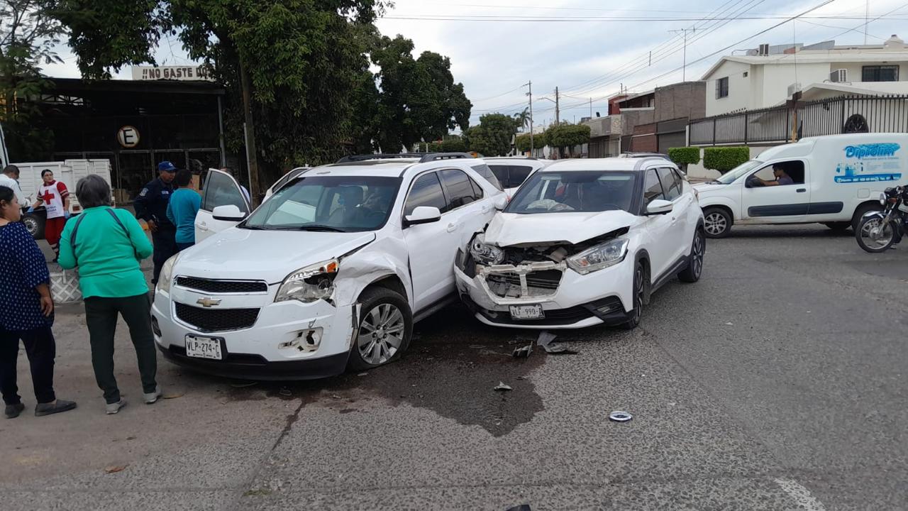 Vecina de Nogales se pasa un alto y provoca un choque en Guasave