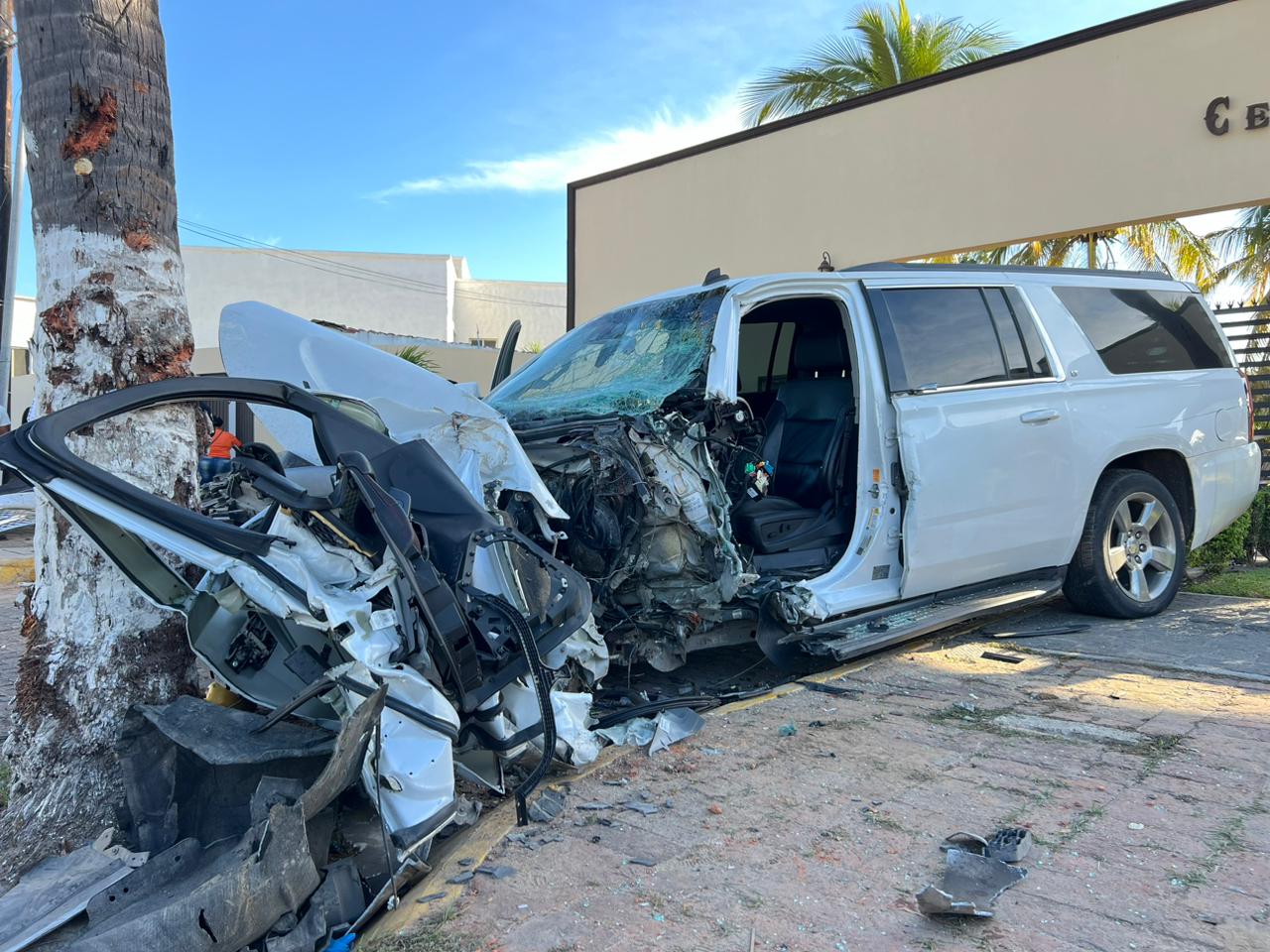 Queda prensado conductor y mujer lesionada tras percance en Mazatlán
