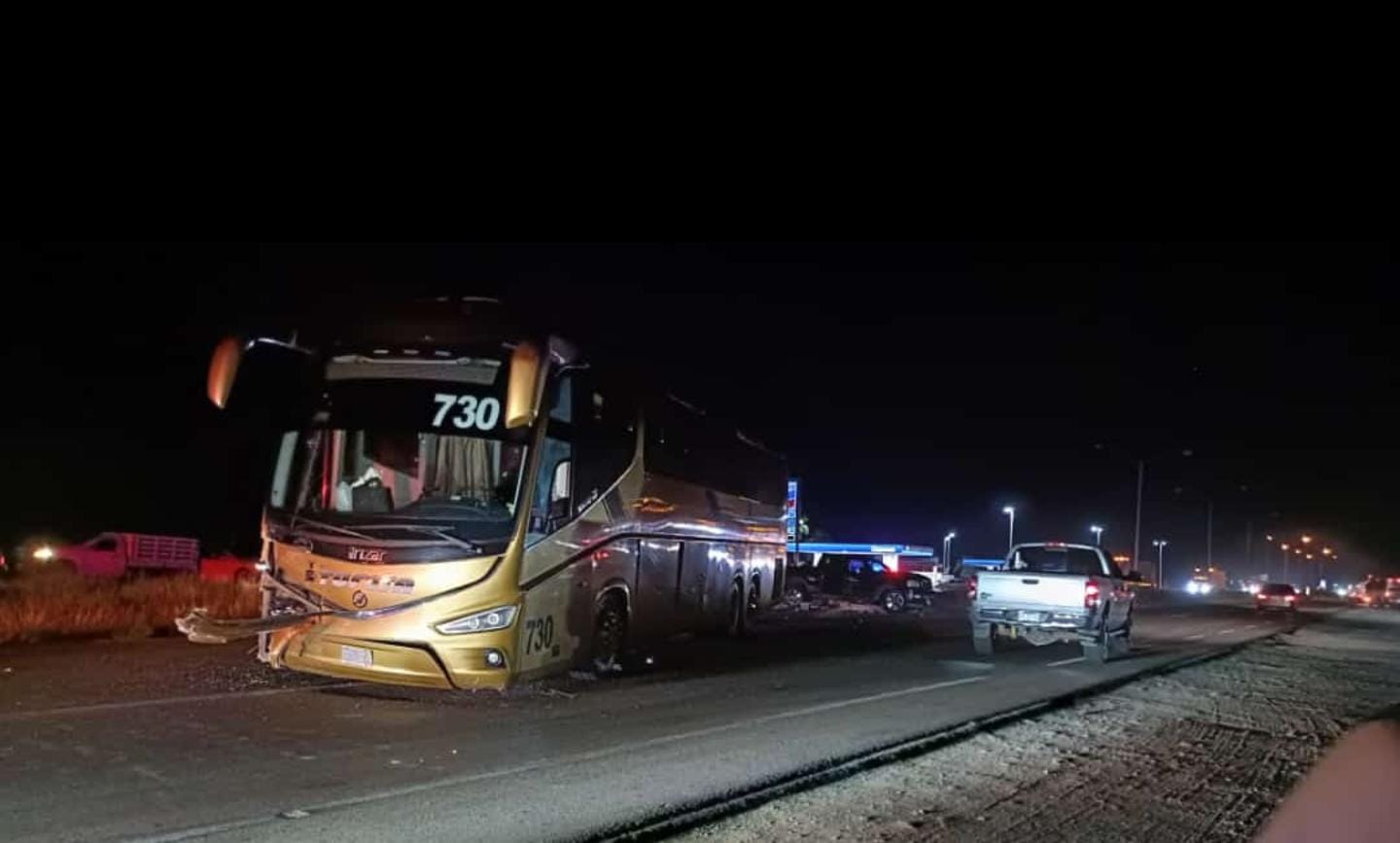 Choca autobús de pasajeros en la México 15 en Ahome, hay dos lesionados