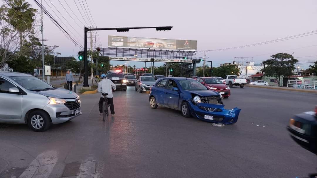 Por pasarse el alto, camioneta Jeep impacta a un March sobre la Rafael Buelna en Mazatlán