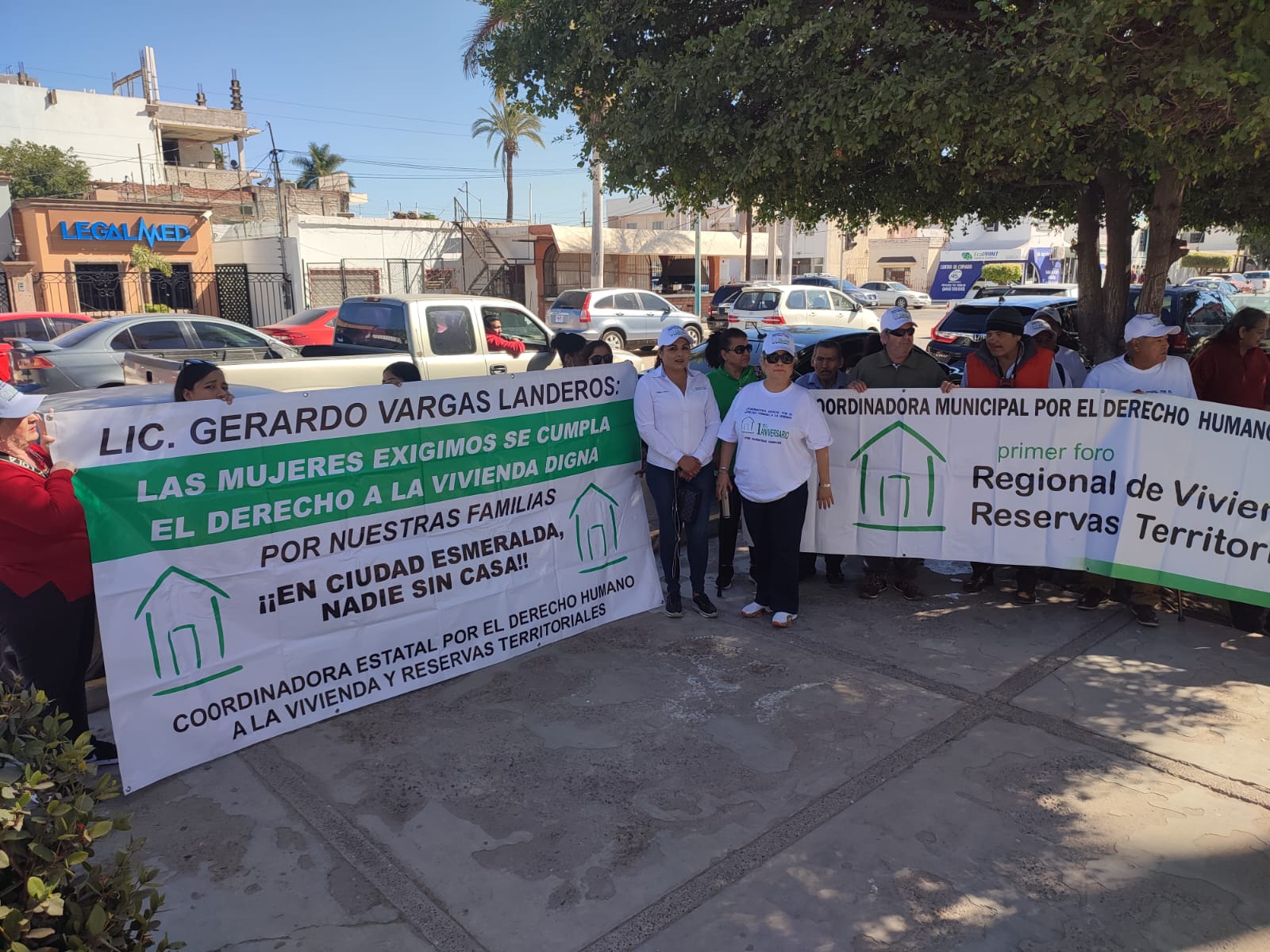 Se manifiestan precaristas en Comuna de Ahome en busca de una respuesta sobre proceso de quince lotes