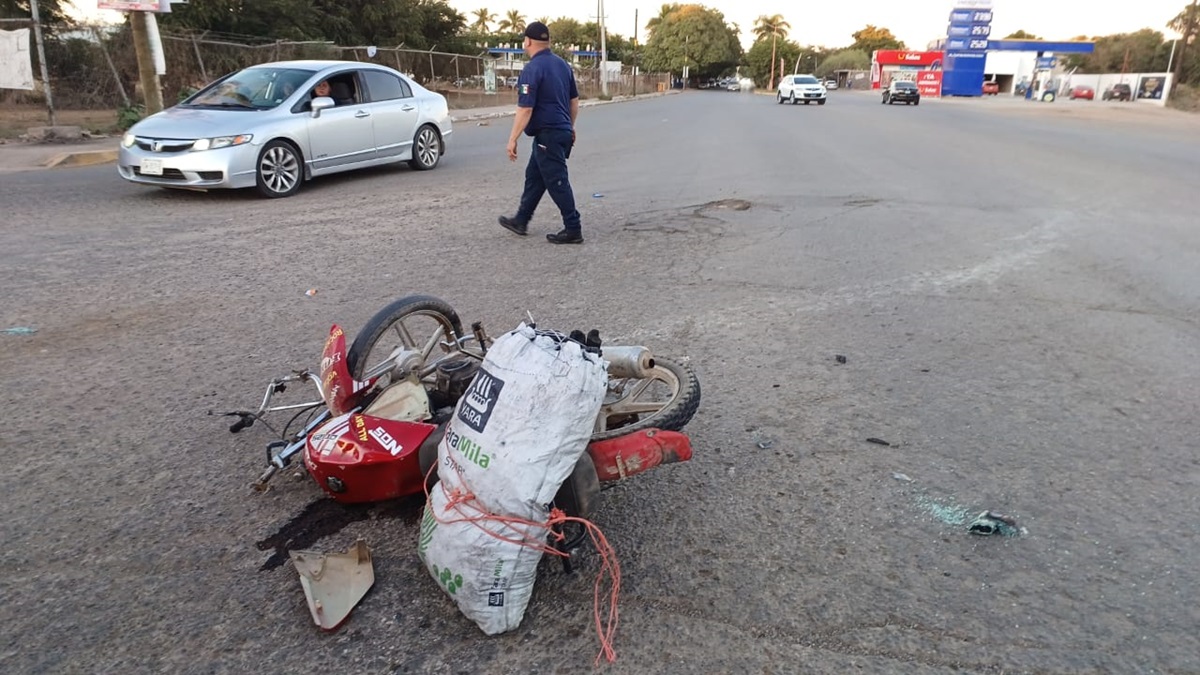 Conductora no cede el paso a motociclista en Guasave y lo manda al hospital