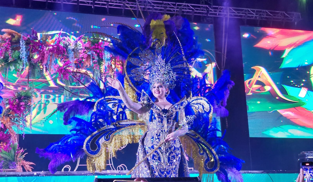 Alondra I recibe los arreos reales como la nueva Reina del Carnaval Guamúchil 2024