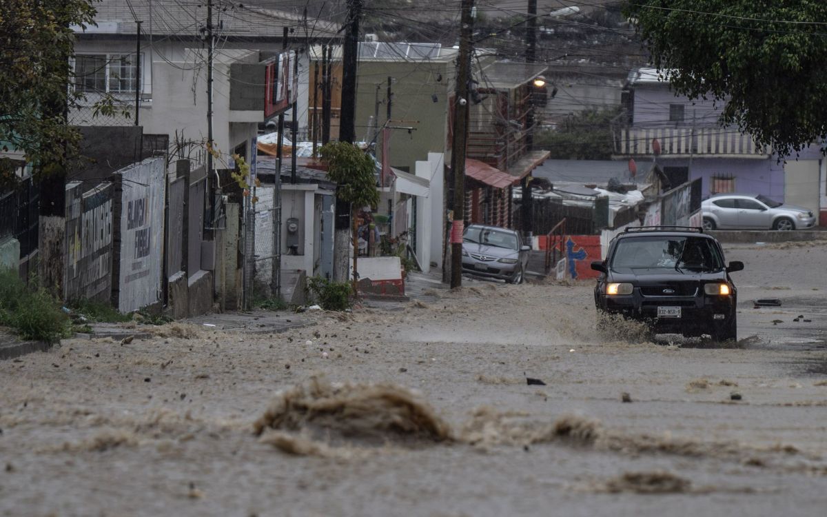 ¡Ya hay consecuencias! Lluvias en Tijuana provocan el desgaje de un cerro sobre dos viviendas