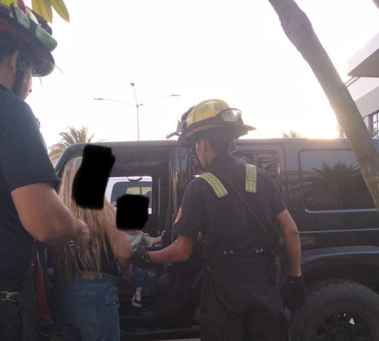 Papás olvidan a sus hijos y los dejan encerrados dentro de un vehículo en Mazatlán