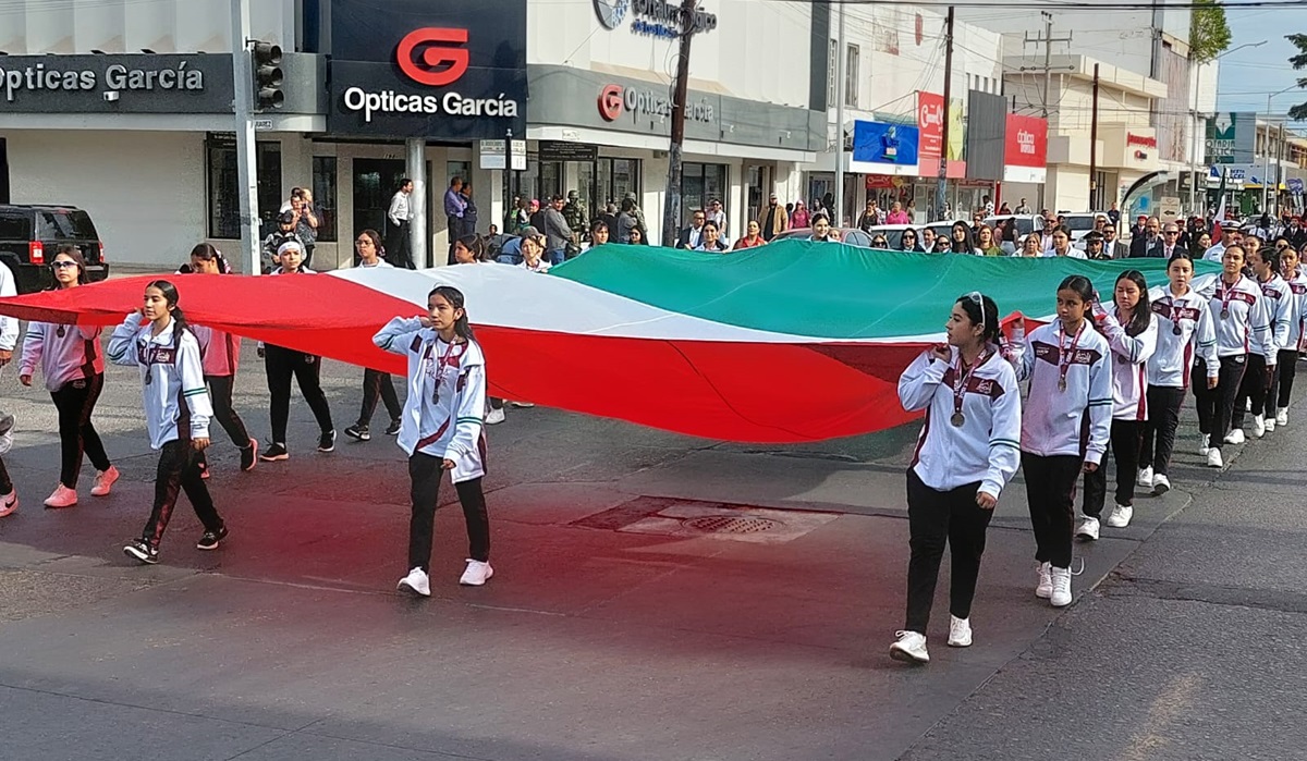 Izan bandera y realizan desfile conmemorativo al Día de la Bandera de México en Los Mochis