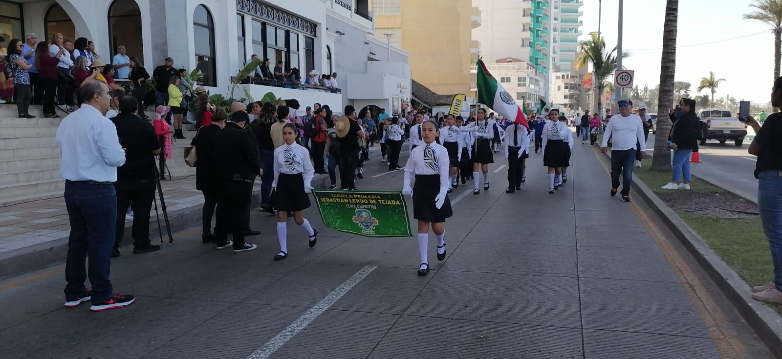 Estudiantes de Mazatlán celebran el Día de la Bandera con un desfile por el Malecón