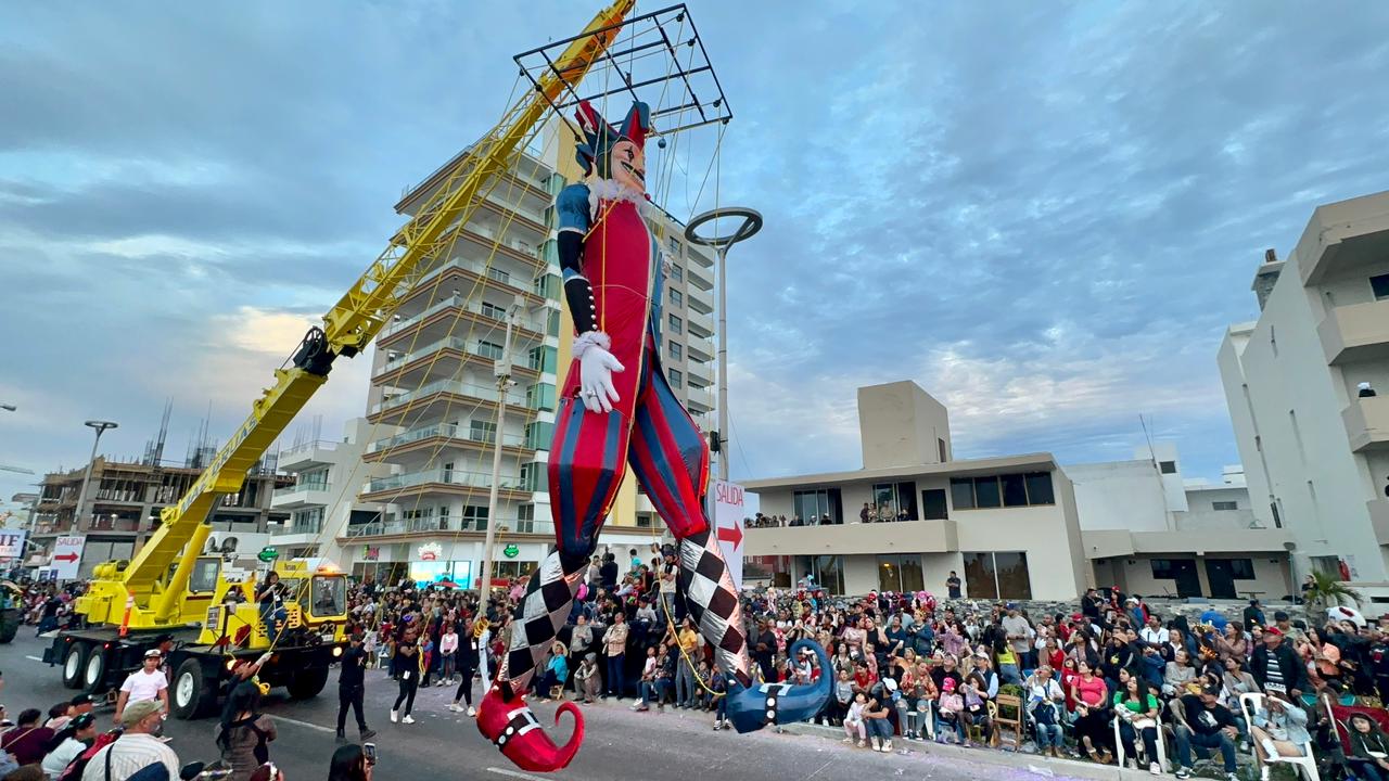 Turistas y locales abarrotaron el Malecón en el segundo desfile de Carnaval en Mazatlán