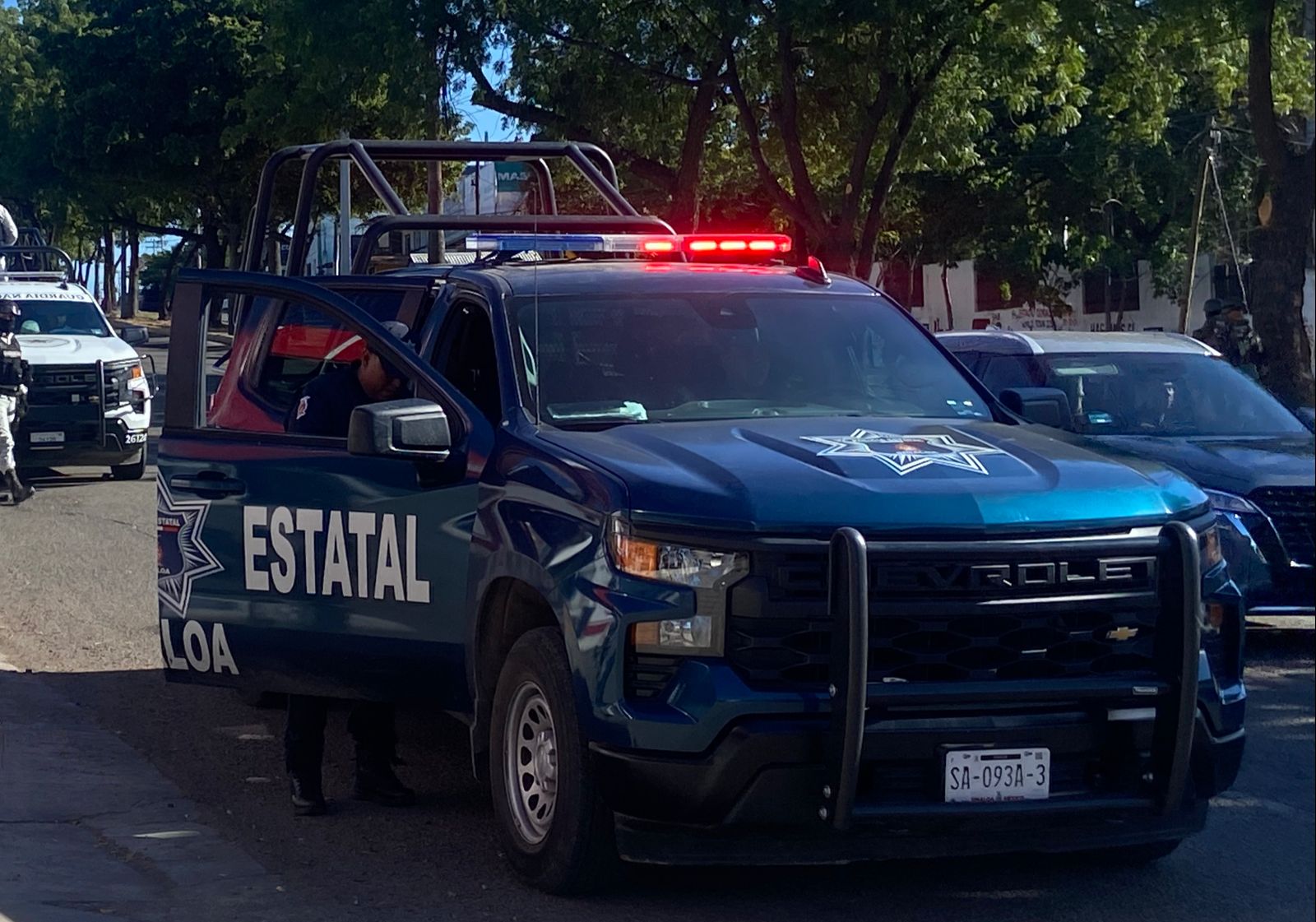 Motociclistas armados despojan carro deportivo en el Limón de los Ramos, Culiacán