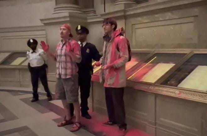 ¡Llaman la atención! Activistas climáticos son detenidos tras atentar contra la Constitución de EEUU