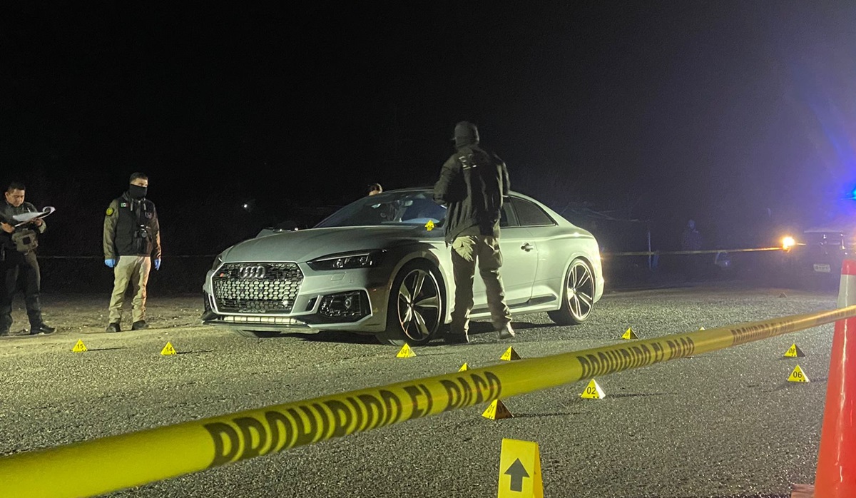 Al lado de automóvil de lujo ejecutan a hombre sobre la carretera Eldorado-Costa Rica, en Culiacán