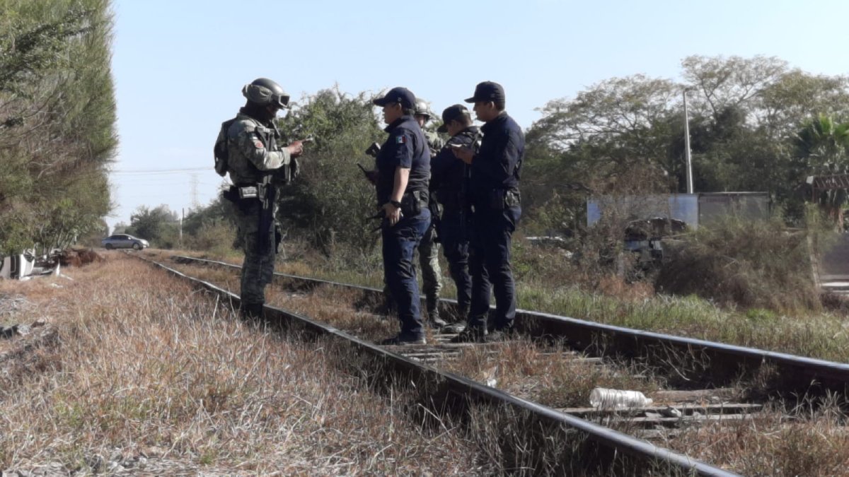 Tren arrolla camioneta en Estación Naranjo, Sinaloa; reportan dos mujeres heridas