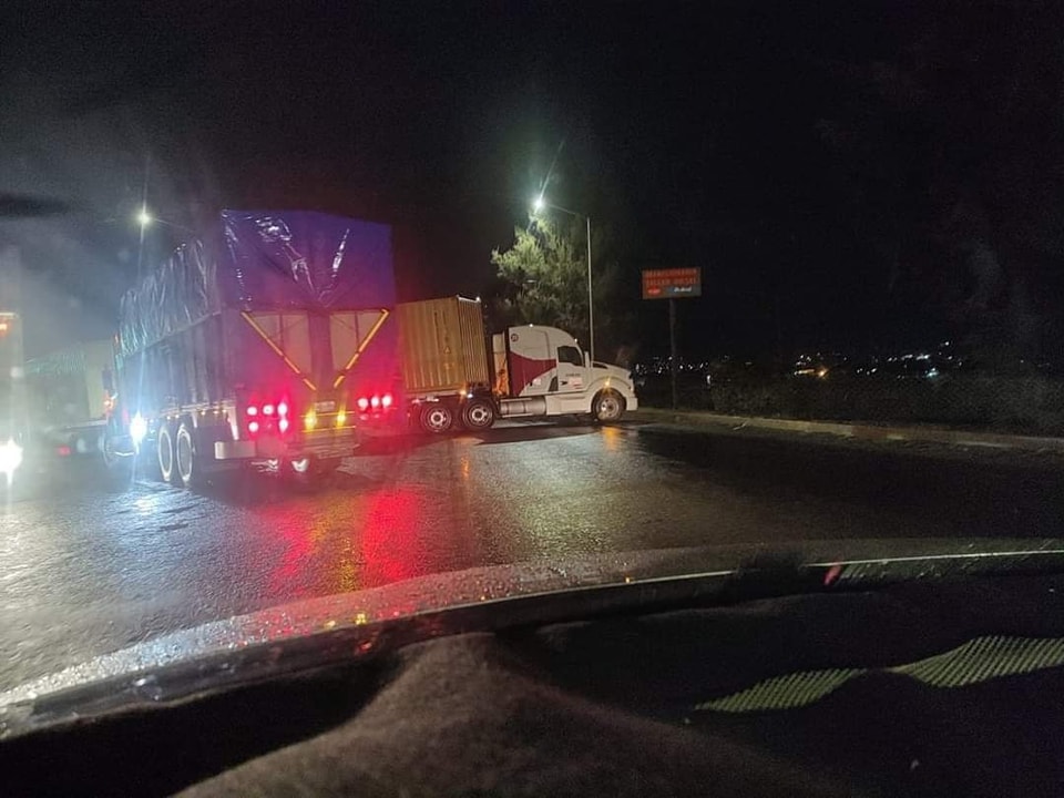 Reportan fuerte enfrentamiento y bloqueos en Ciudad Guzmán, Jalisco (video)