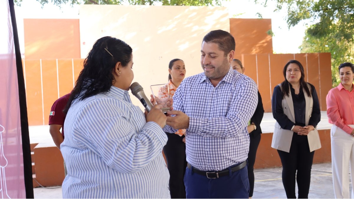 Por su gran compromiso con la educación en Badiraguato, alumnos entregan reconocimiento a José Paz López