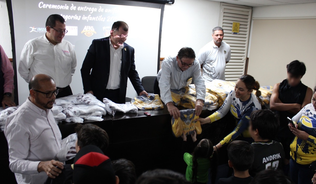 Niñas, niños y jóvenes reciben uniformes gracias a solicitudes de información