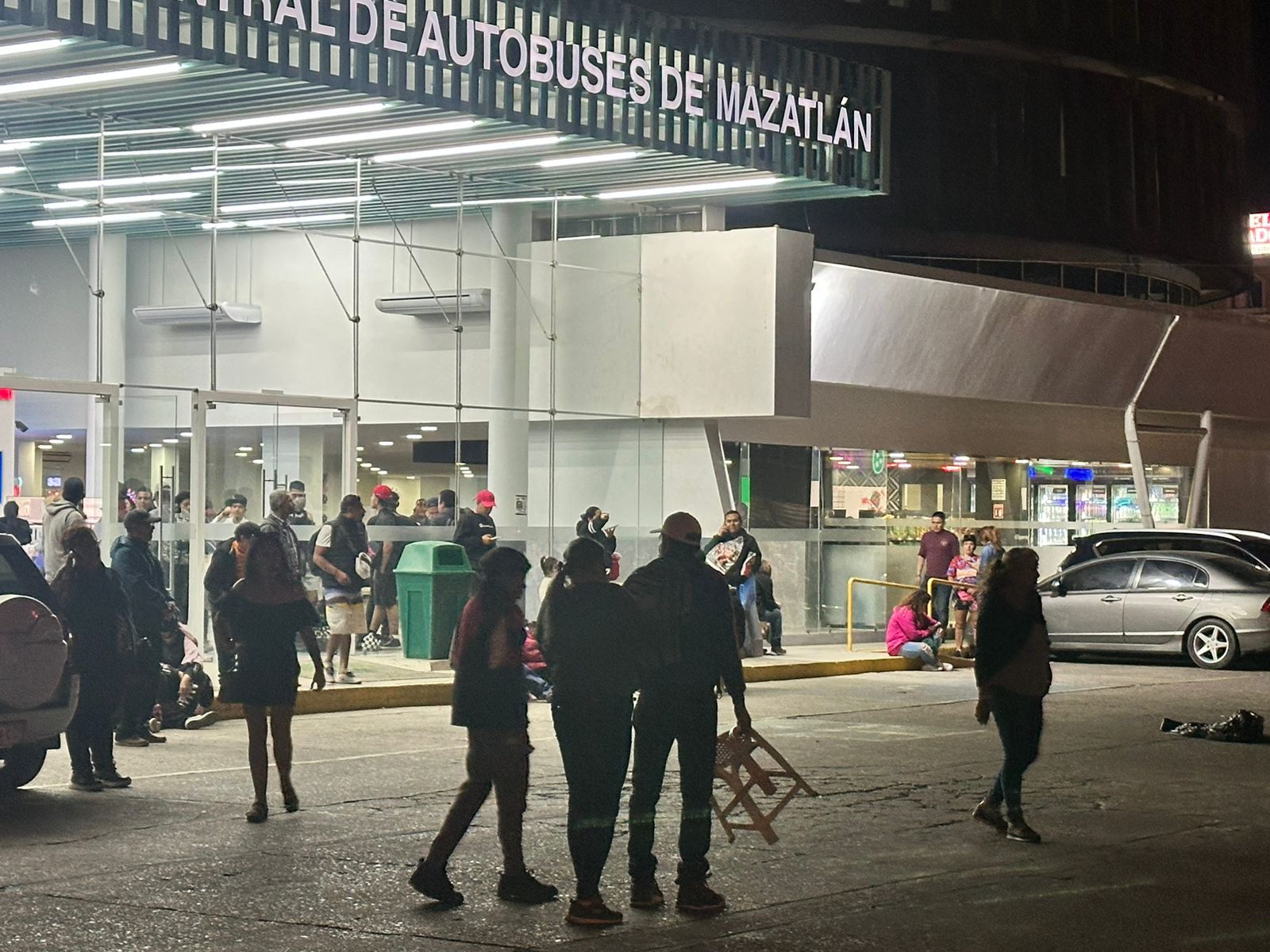 ‘Vieron el desfile con las maletas listas’; este domingo comenzó el éxodo de algunos turistas en Mazatlán