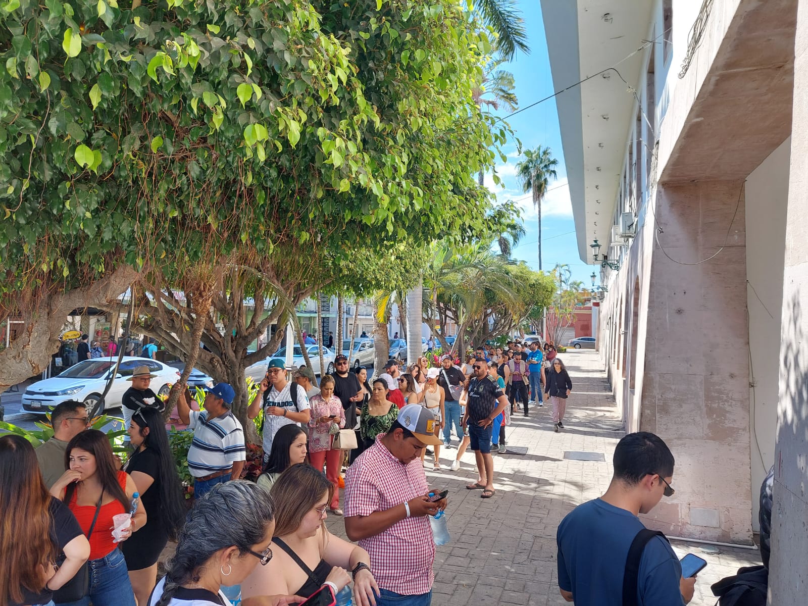 Fans de Julión Álvarez y Alfredo Olivas hacen largas filas en Mazatlán para imprimir los boletos para el show
