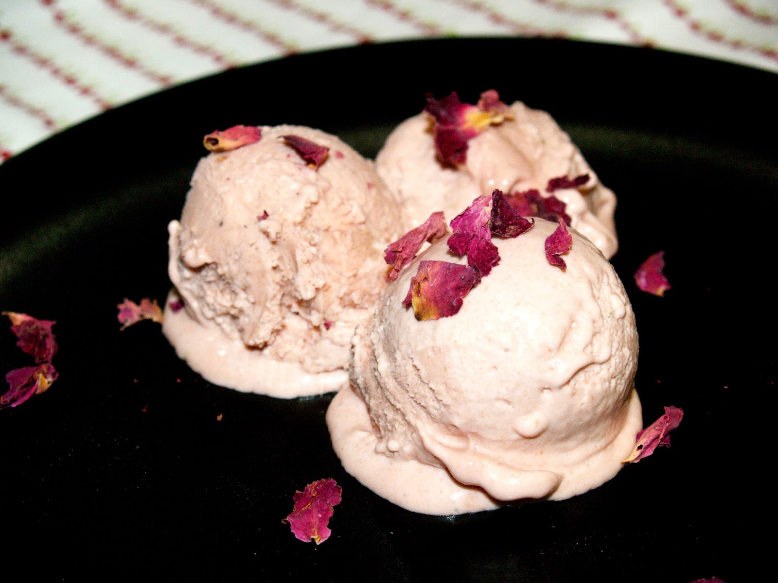 ¡Sorprende a tu pareja! Paso a paso para preparar un romántico helado de pétalos de rosa