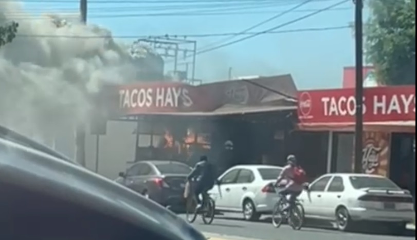 Tremendo susto se llevan los dueños de una taquería en Los Mochis tras incendiarse la campana