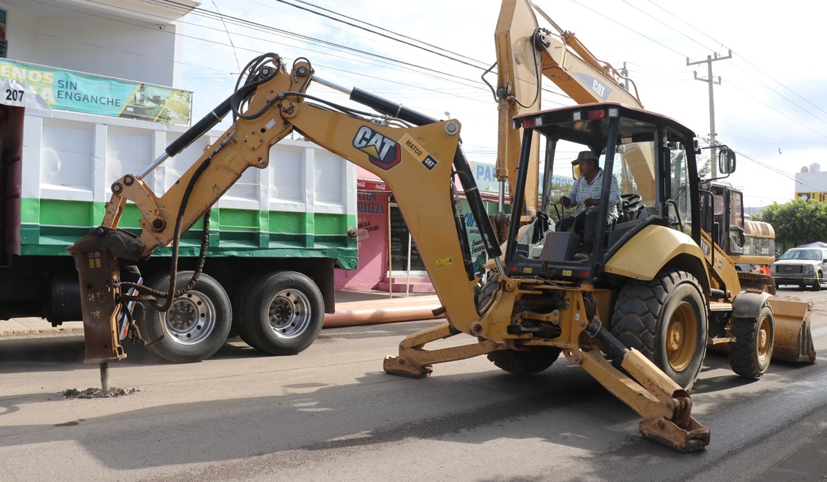 ¡Tome sus precauciones! Cierran avenida Jacarandas por reparación de colector, en Mazatlán