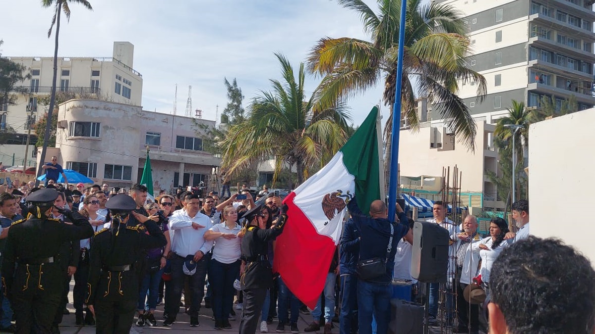 Manifestantes de la UAS conmemoraron Día de la Bandera en la Facimar, en Mazatlán