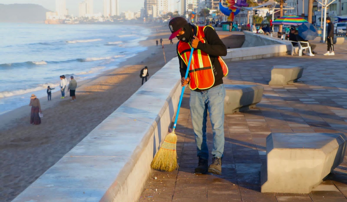 Preparan a más de 400 trabajadores para limpiar en áreas carnavaleras de Mazatlán