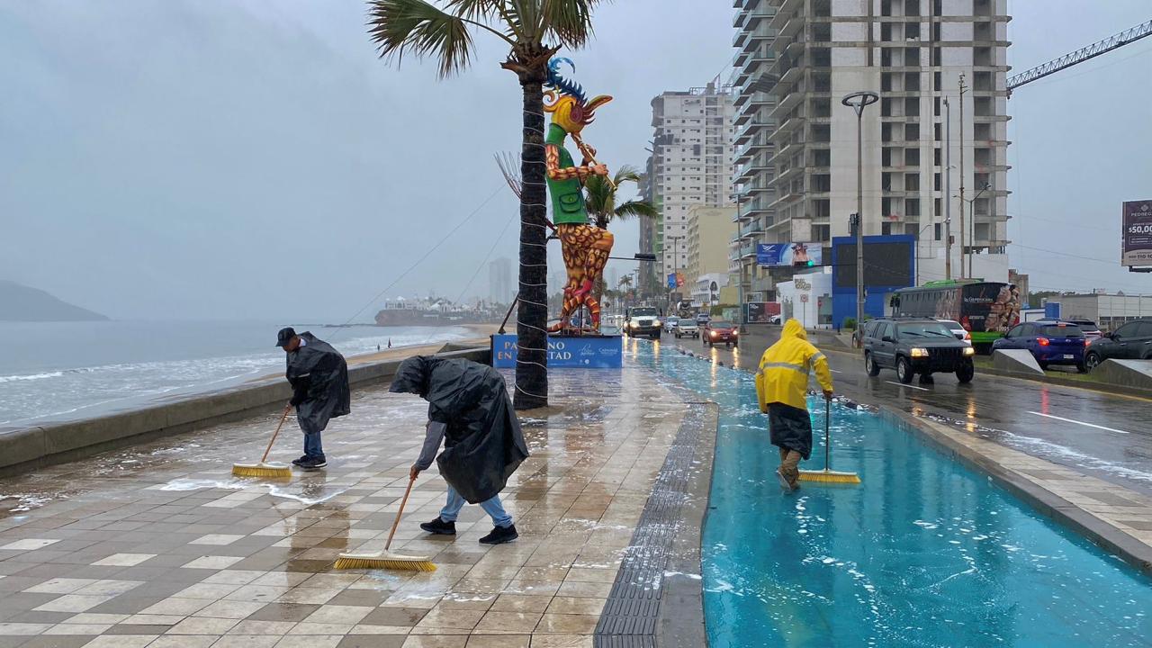 Lavan a profundidad el malecón de Mazatlán en jornada post Carnaval