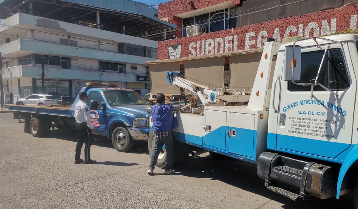 Tras un año de manifestarse en subdelegación del IMSS en Los Mochis, le retiran grúa a don José Rosario