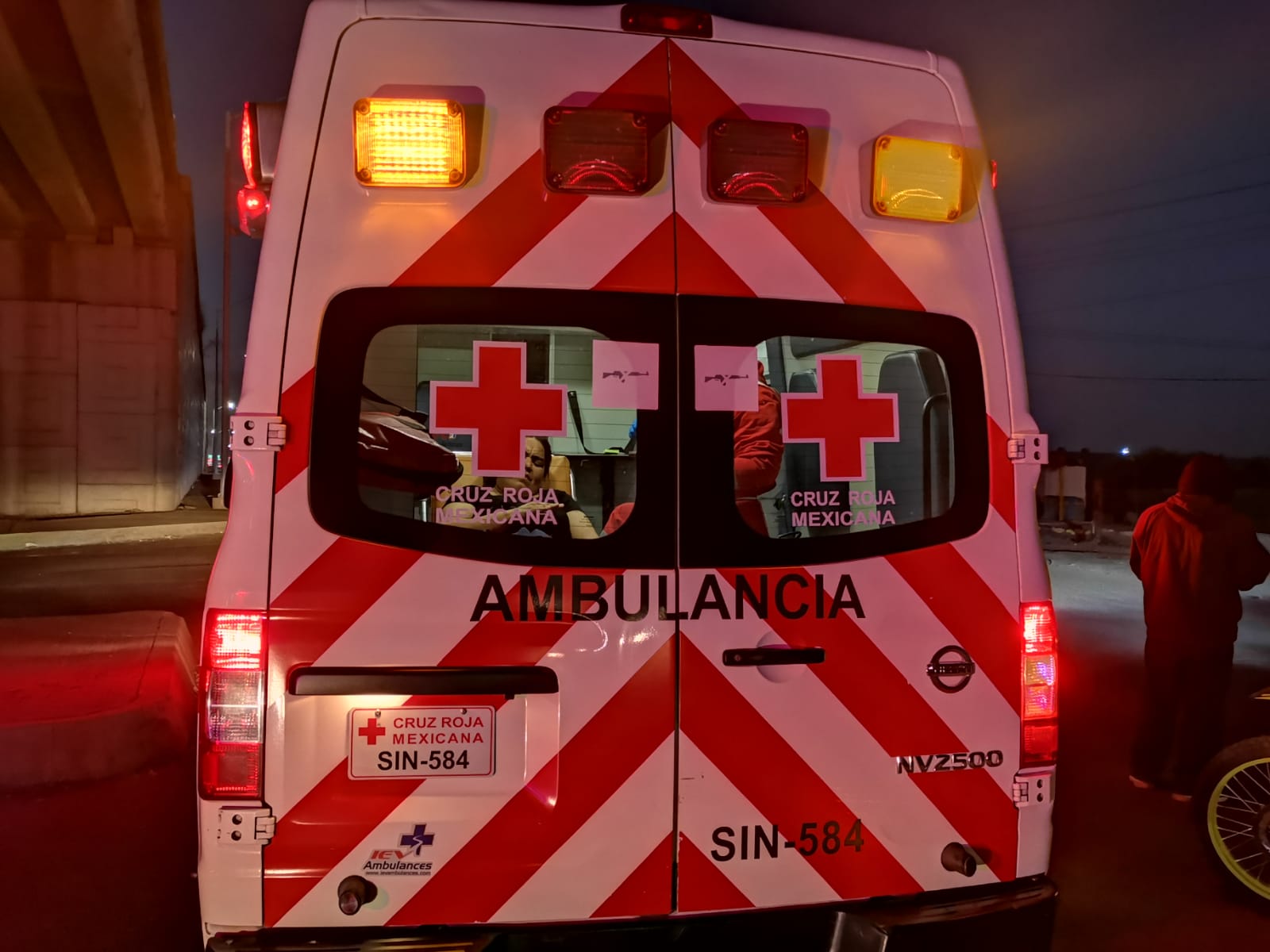 Pareja de motociclistas son embestidos por la conductora de camioneta a la entrada de Los Mochis