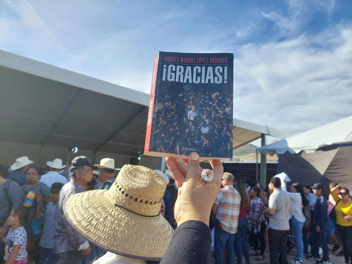 Simpatizantes del presidente López Obrador aprovecharon su visita a Sinaloa para pedirle su autógrafo