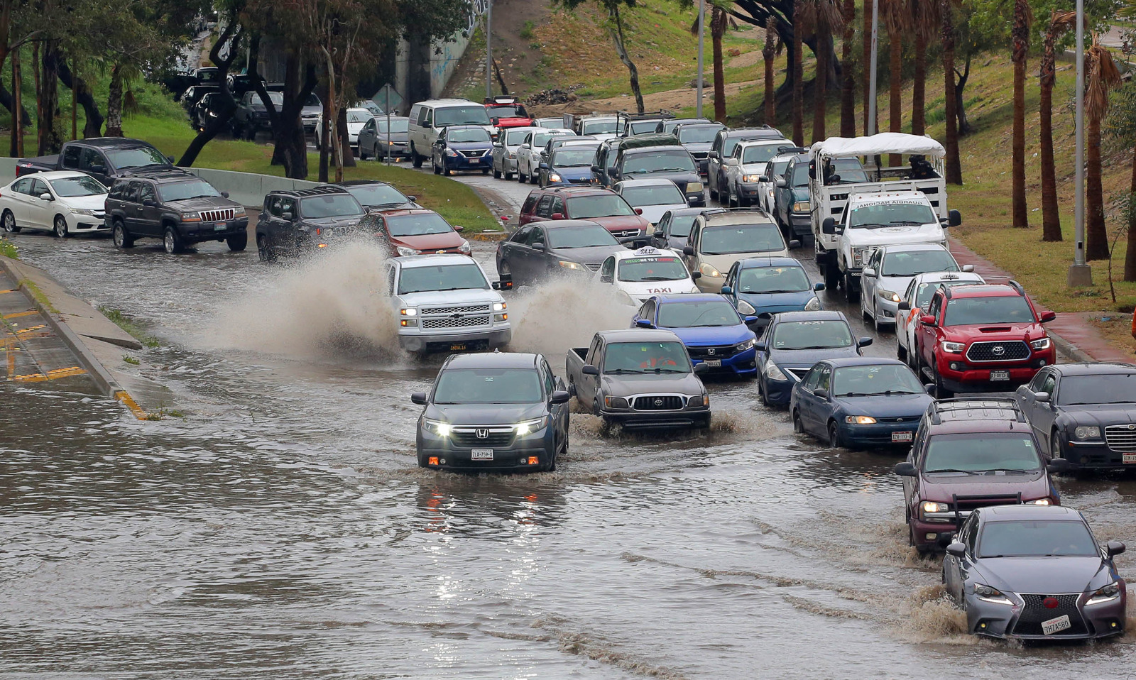 Chubascos por nueva onda gélida mantienen en alerta a Tijuana y San Diego, California