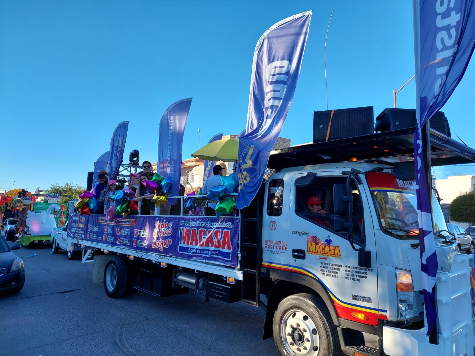 Grupo Vibra 95.1 es parte de la Fantasía Brasileña en el primer Recorrido del Carnaval Guamúchil 2024
