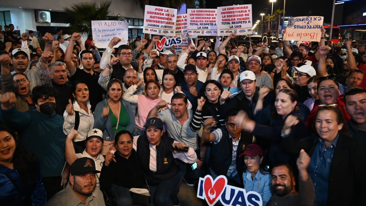 Manifestantes de la UAS ‘atoran’ a AMLO en Mazatlán y exigen respeto a su autonomía