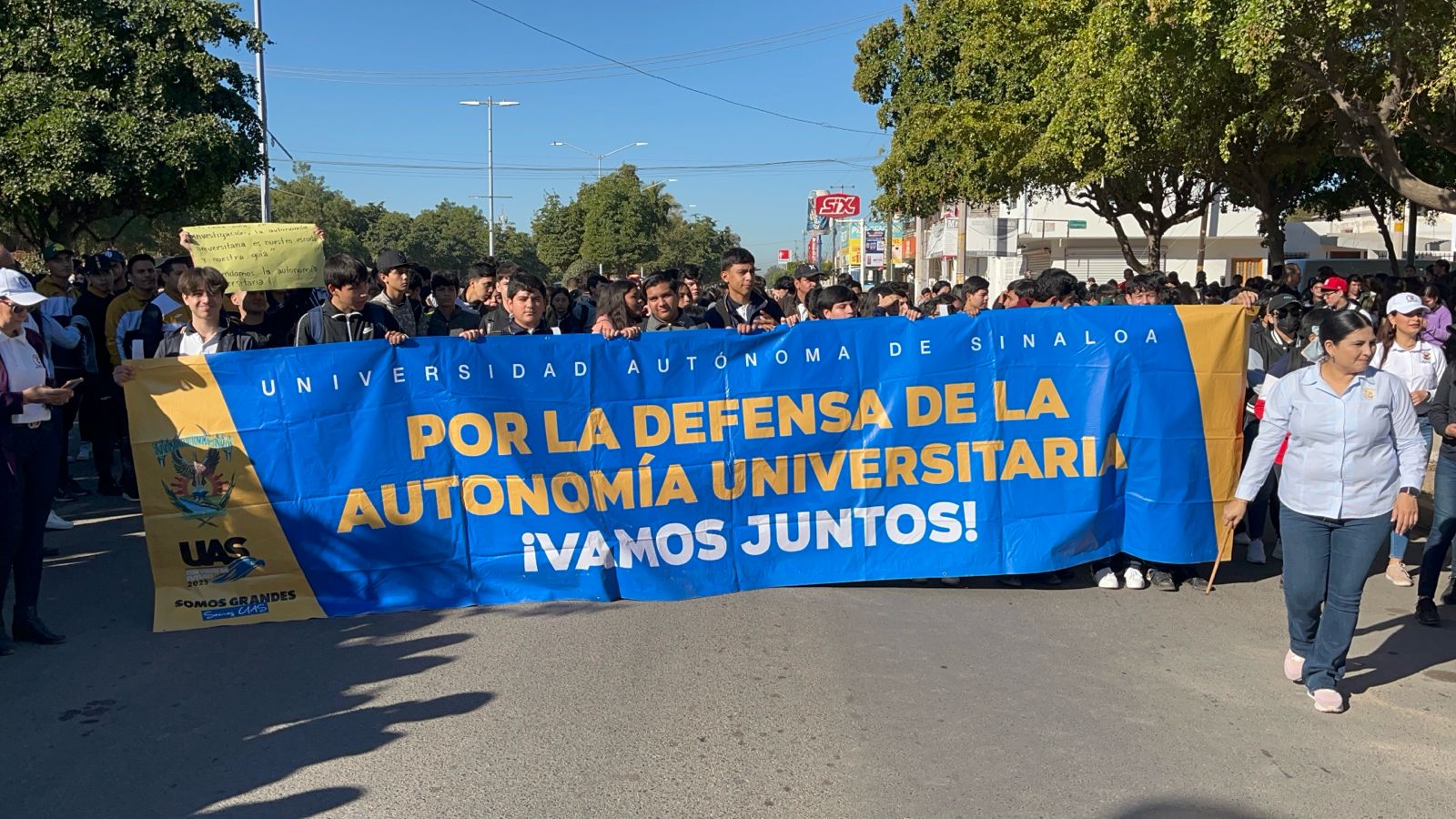 De manera pacífica se manifiestan estudiantes y docentes de la UAS en Guasave
