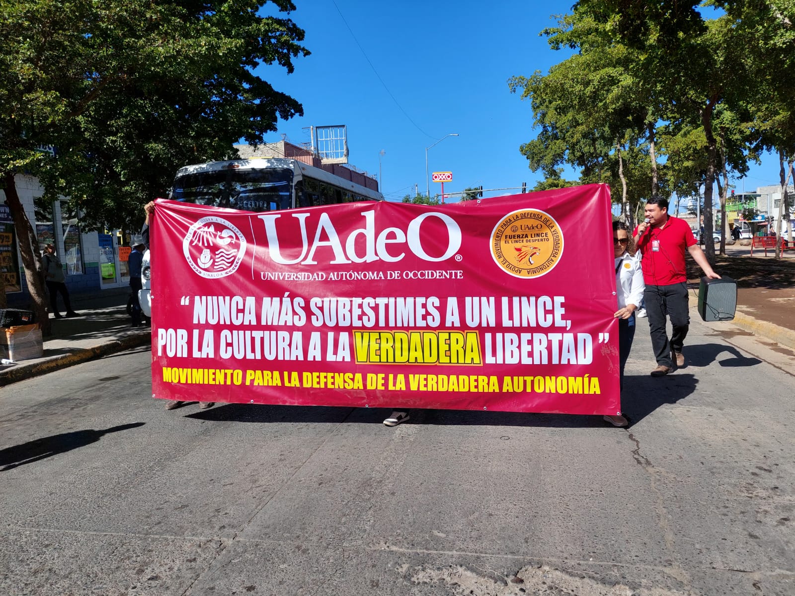 Trabajadores académicos, administrativos y alumnos de la UAdeO, realizan marcha en el centro de Los Mochis