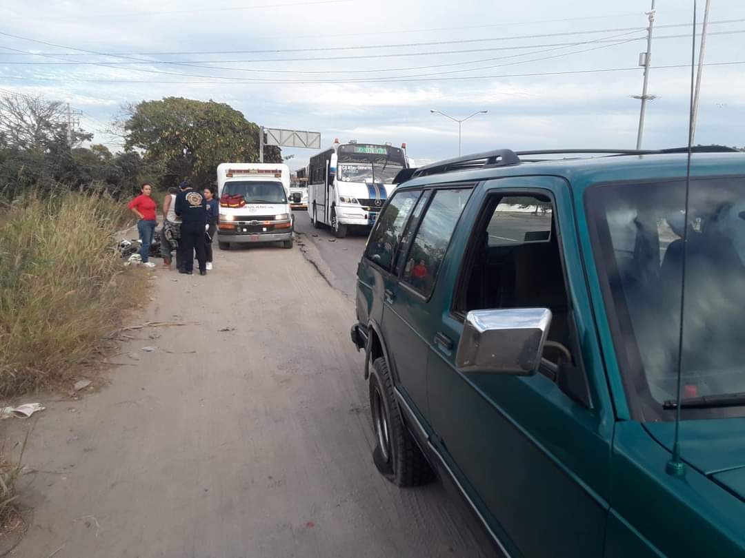 Motociclista resultó lesionado luego de impactarse contra una camioneta en Mazatlán