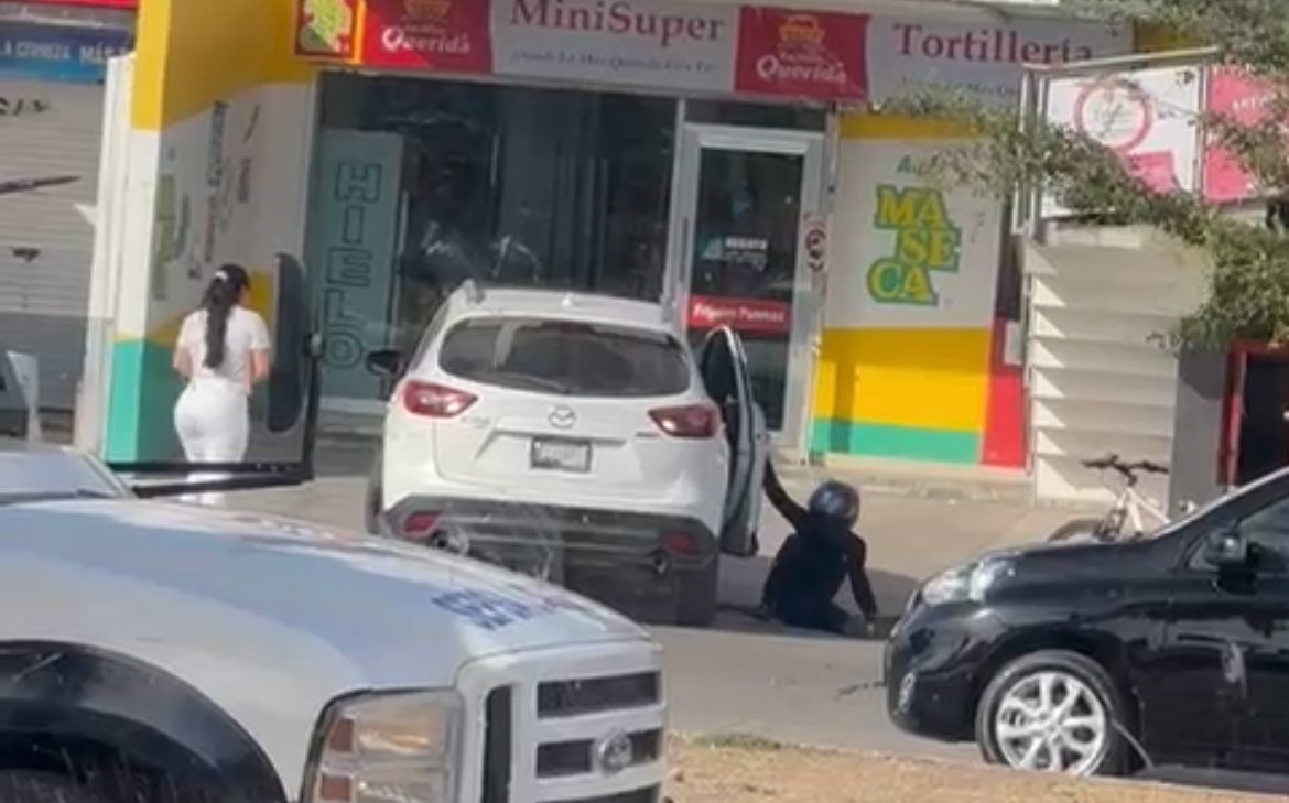 Hallan abandonada la Mazda despojada por presuntos asesinos del dueño de mariscos, en Culiacán