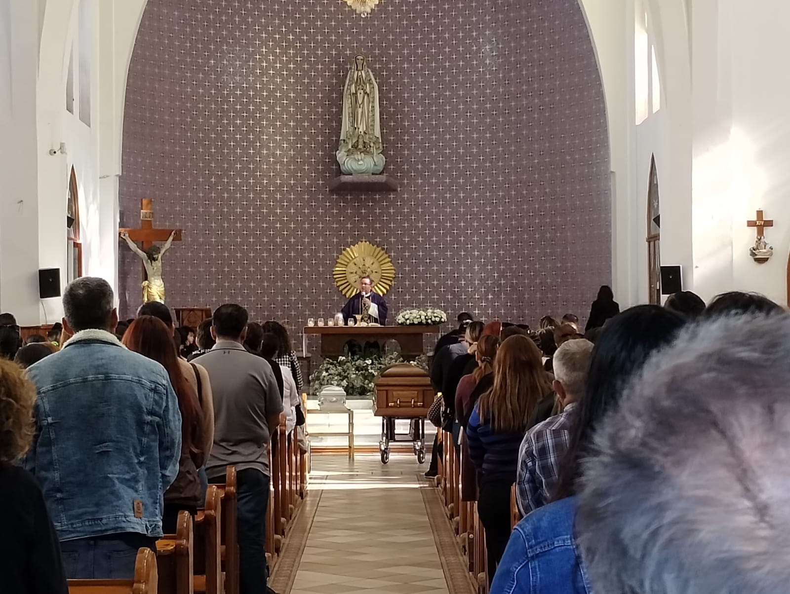Con coronas y arreglos florales dan el último adiós a Perla Yazmín y al pequeño Elián Javier, víctimas del camionazo