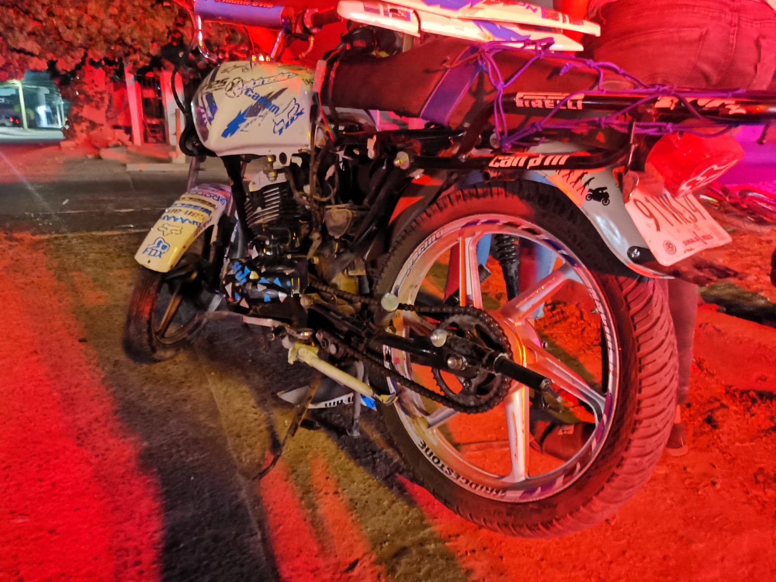 Motociclistas se pasan el alto y son atropellados por un vehículo en Los Mochis