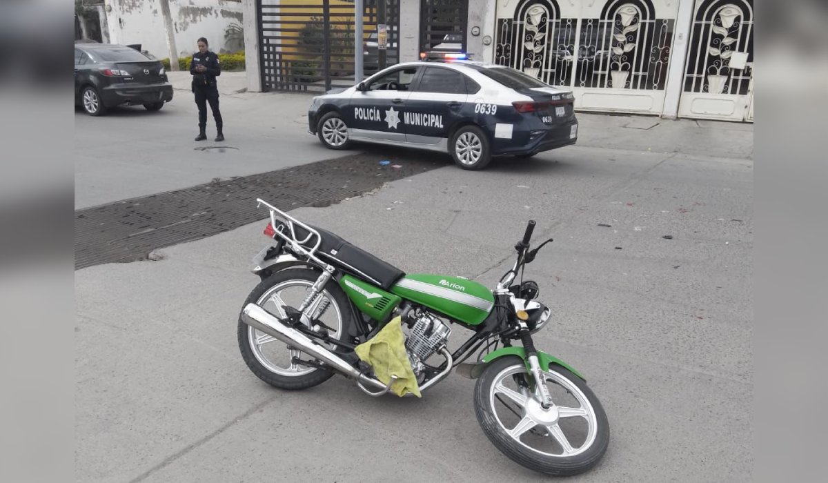 Dos jóvenes en moto resultaron lesionadas al chocar contra un automóvil en el centro de Guasave