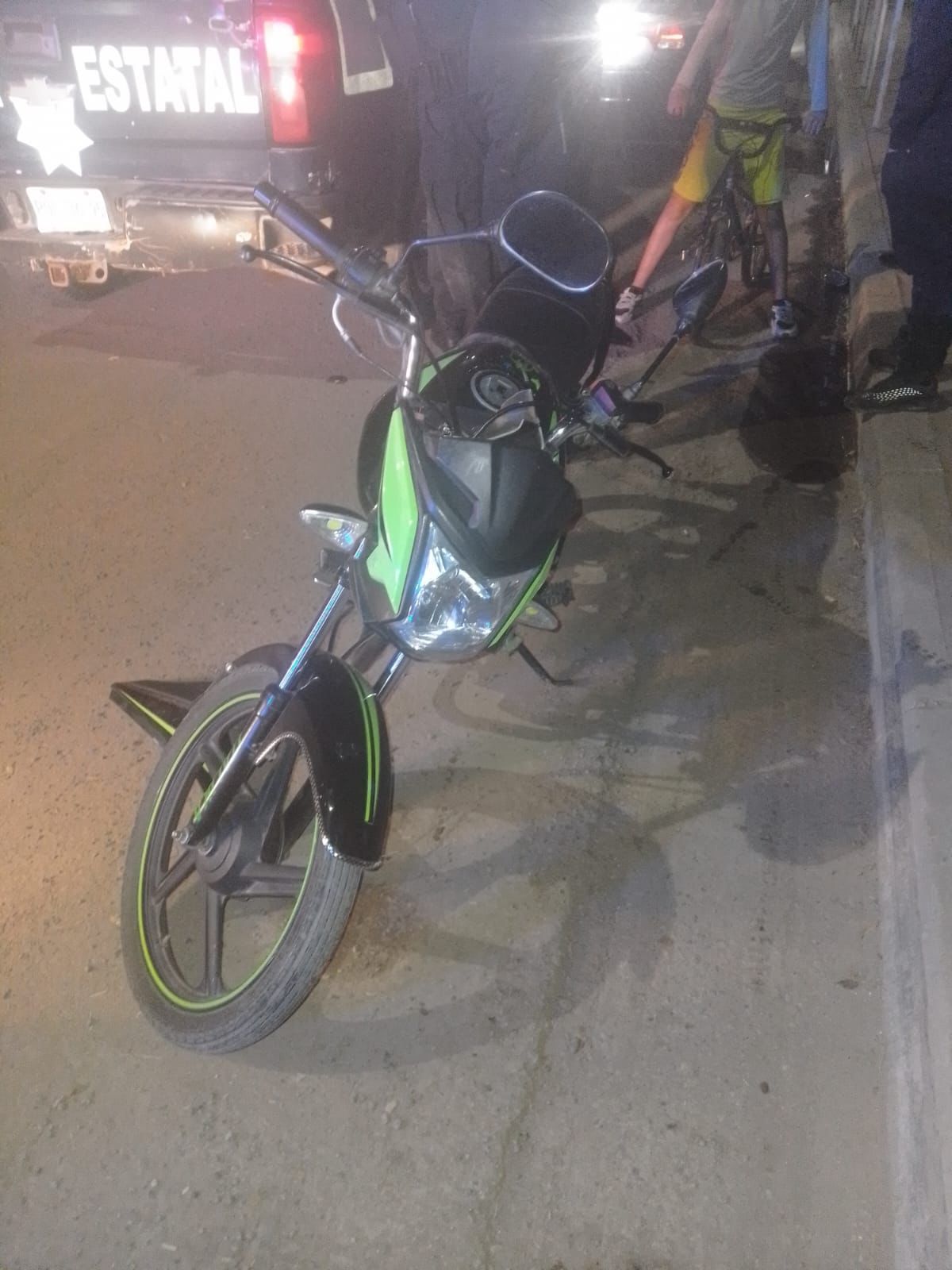 Motociclista no cedió el paso de preferencia en Guasave y fue impactado por un automóvil