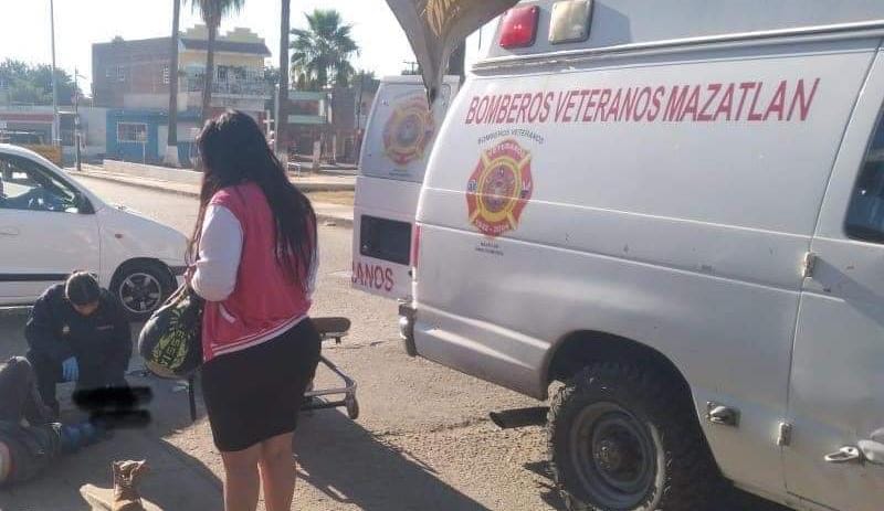 Derrapa motociclista en la colonia Urías de Mazatlán y lo llevan al hospital