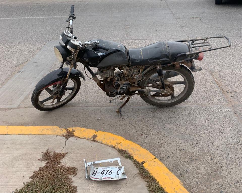 Por pasarse un alto en Guasave, motociclista es arrollado por un vehículo