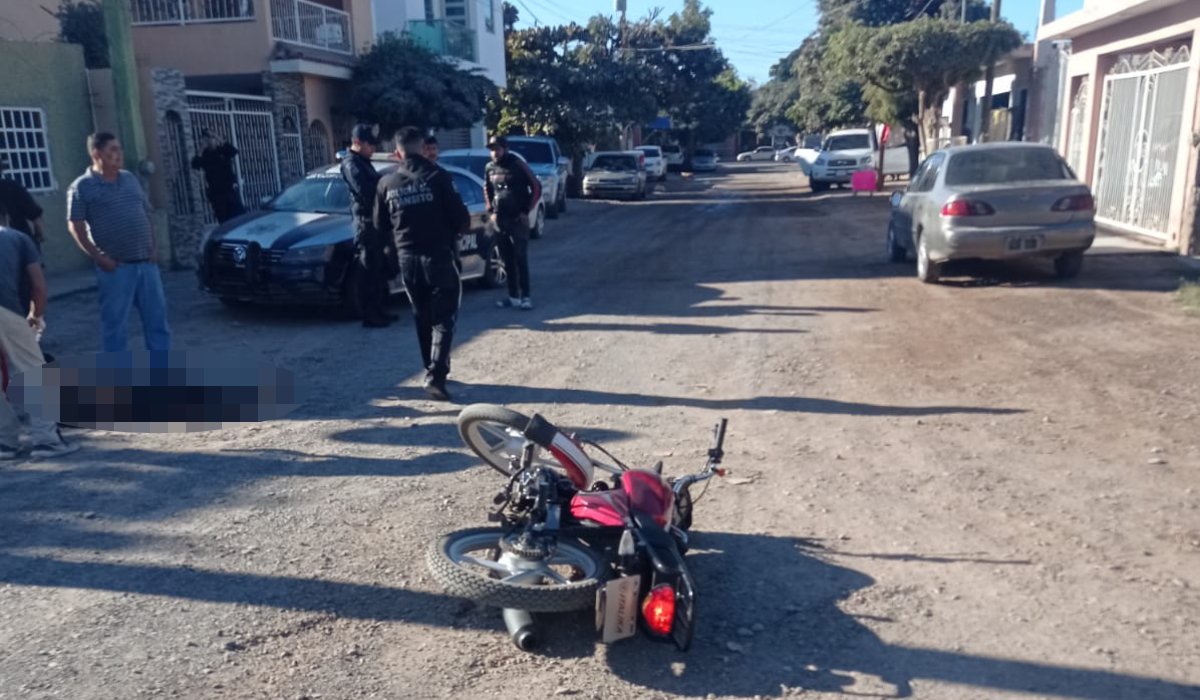 Motociclista no hace alto y termina en un hospital de Guasave al impactarse contra un automóvil