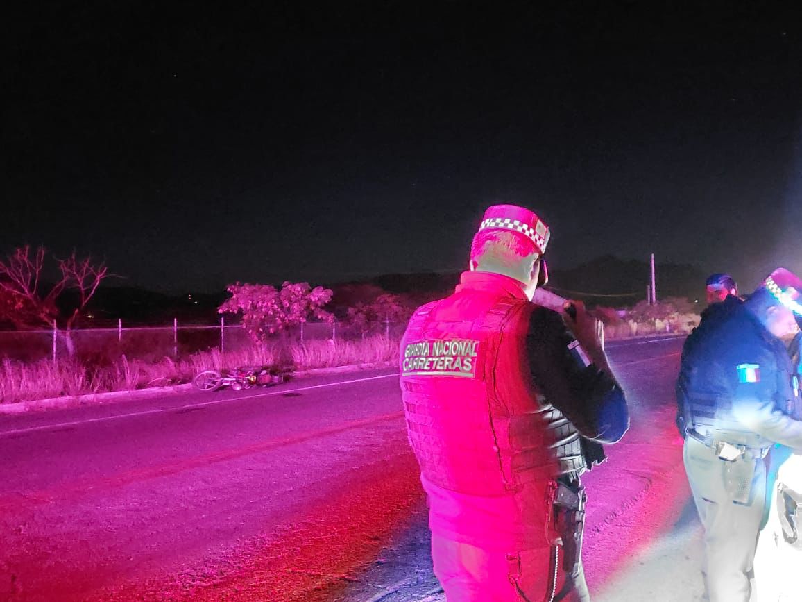 Motociclista es trasladado al hospital tras fuerte choque contra auto en el Limón de los Ramos, Culiacán