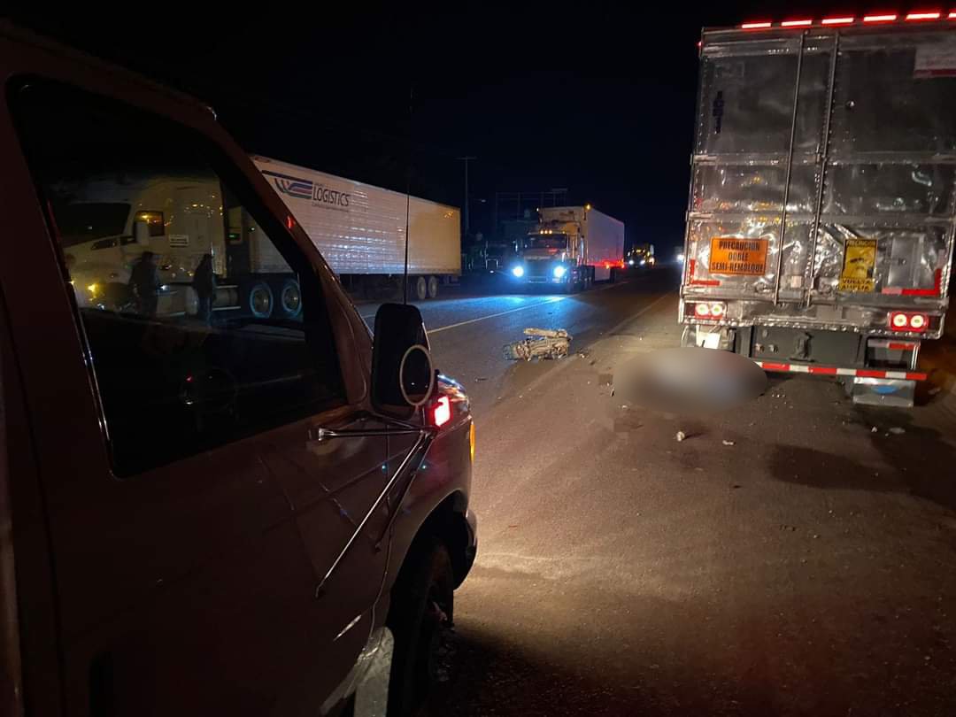 Pierde la vida motociclista tras impactarse contra un tráiler en Villa Unión