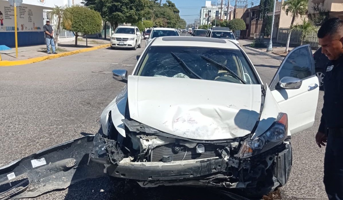 Choque en el Centro de Guasave deja lesionada a mujer embarazada